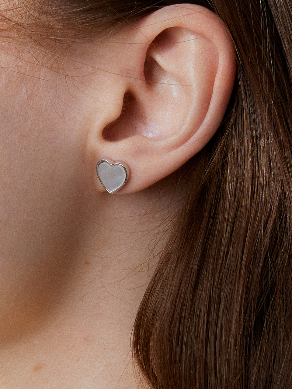 Heart shaped shell stud earring (2color)