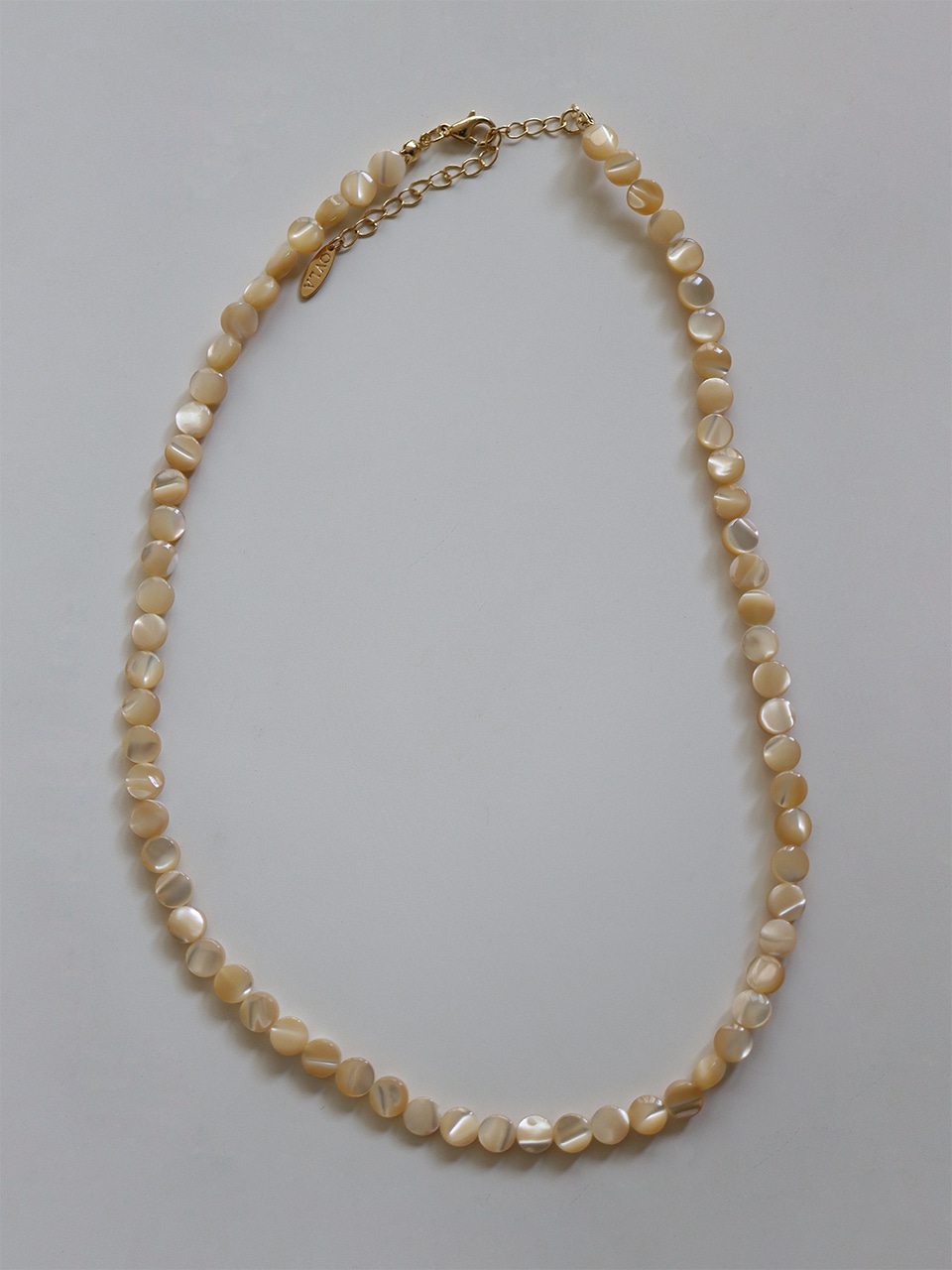 round shaped natural shell necklace (gold)